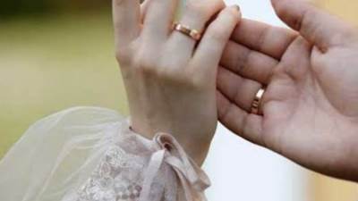 بعد تعليق الإفتاء عليه.. أستاذ علم اجتماع توضح خطورة زواج "البارت تايم"