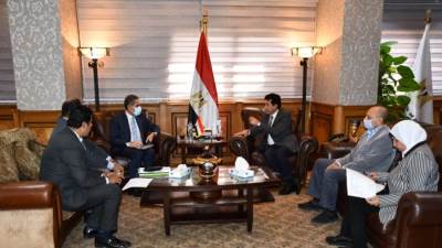 وزير الشباب ومحافظ الغربية يناقشان تطوير مراكز الشباب