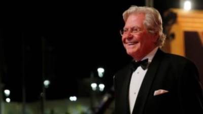  حسين فهمي يحصد تكريم إنجاز العمر بمهرجان الأقصر للسينما الإفريقية 