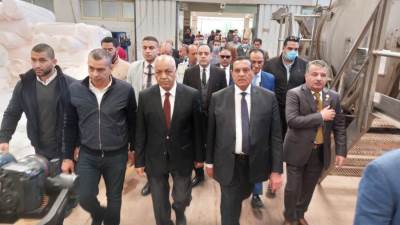 محافظ البحيرة يتفقد ٣ مصانع نسيج بكفر الدوار بصحبة نواب بالبرلمان