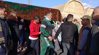 المئات من أهالي "كفر رضوان وعامر" يشيعون جنازة فتاة عثر على جثتها بطريق بنها/ شبرا الحر