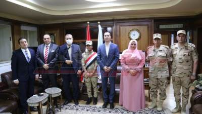 لفتة إنسانية من محافظ كفر الشيخ لطفلة تأخرت عن إحياء ذكرى 30 يونيو