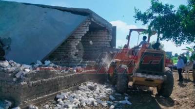 إزالة مبنى مكتمل تعدى على الأرض الزراعية بكفر الشيخ