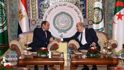 الرئيس السيسي يلتقي الرئيس الجزائرى على هامش مشاركته في القمة العربية بالجزائر
