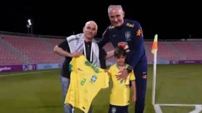 أعجب بشهامته.. مدرب البرازيل يكافئ شابًا عربيًا لهذا السبب
