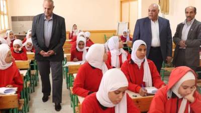 محافظ الوادي الجديد يشدد على توفير سبل الراحة والهدوء للطلاب داخل لجان الامتحانات