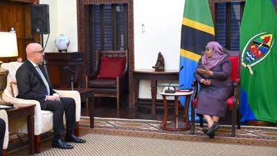 وزير الإسكان يسلم رسالة من الرئيس السيسي لرئيسة تنزانيا تؤكد متانة العلاقات الثنائية