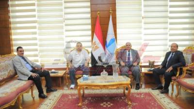 رئيس جامعة كفر الشيخ يستقبل رئيس جامعة دمياط السابق لمناقشة رسالة ماجستير