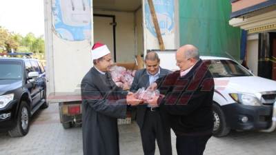 توزيع لحوم "صكوك الأوقاف للإطعام" على الأسر الأولى بالرعاية في كفر الشيخ