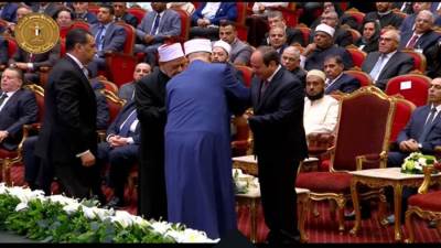 شيخ الأزهر يهدي الرئيس السيسي نسخة من الإصدار الثاني لمجلة الأزهر خلال احتفالية ليلة القدر
