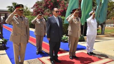 محافظ أسيوط وقائد المنطقة الجنوبية العسكرية يضعان إكليلا من الزهور على النصب التذكاري للشهداء