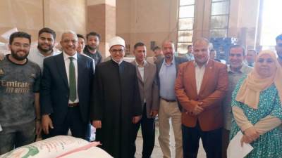 رئيس جامعة الأزهر يتفقد تجهيزات قافلة الجامعة لأهالي غزة