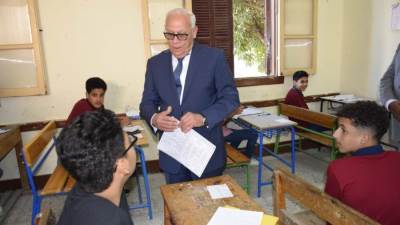 بالصور| محافظ بورسعيد يتفقد سير انتظام امتحانات الشهادة الإعدادية بمدرسة القناة الاعدادية بنين 