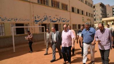 محافظ أسيوط يتفقد لجان امتحانات الشهادة الإعدادية بمدرستي الوحدة العربية ودرية الحسيني 