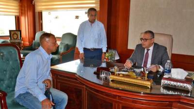 محافظ سوهاج يستقبل عددًا من المواطنين لبحث مطالبهم وحل شكواهم