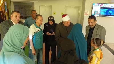 بتوجيهات الإمام الأكبر.. رئيس قطاع المعاهد الأزهرية يزور الطلاب الممتحنين بمستشفى 57357