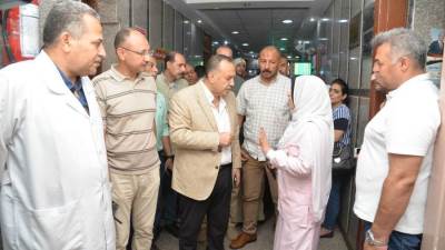 محافظ أسيوط يفاجىء العاملين بمستشفى أسيوط العام لمتابعة الخدمات المقدمة للمرضى