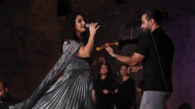 نسمة محجوب تبهر الجمهور بمزيج من الأغاني الشرقية والغربية