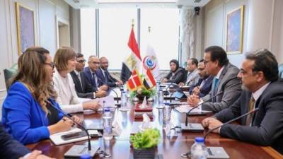 وزير الصحة يبحث تعزيز التعاون مع وفد شركة أدوية بالدنمارك