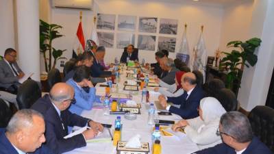 وزير قطاع الأعمال العام يجتمع برؤساء شركات "القابضة للتشييد" لمتابعة مؤشرات الأداء وموقف المشروعات