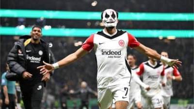 عاجل.. رسالة أم احتفال.. لماذا ظهر مرموش بقناع الرعب أمام "جلادباخ"؟