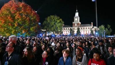 عاجل.. رغم بوادر الهزيمة.. أنصار هاريس المحتشدون في جامعة هاورد يأملون بـ«لحظة تاريخية»