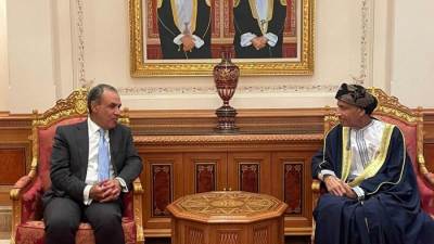 وزير الخارجية يلتقي نائب رئيس الوزراء لشئون مجلس الوزراء بسلطنة عمان