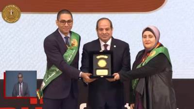 عاجل.. بالفيديو.. الرئيس السيسي يكرم عددًا من أسر الشهداء ومصابي العمليات الحربية بالندوة التثقيفية الـ 41