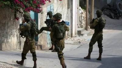 الاحتلال يعتقل ثمانية فلسطينين من الخليل