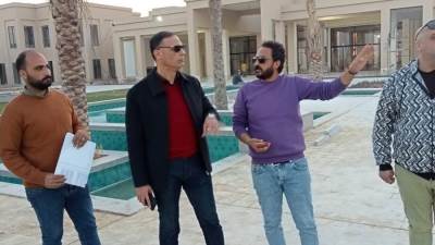 رئيس جهاز الساحل الشمالي يتابع الأعمال بقرية "ألماظة باي" السياحية