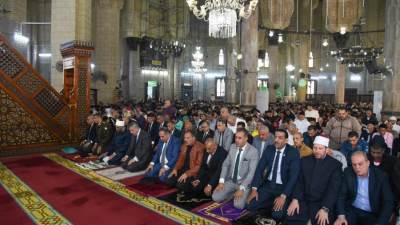 محافظ الإسكندرية يؤدي صلاة عيد الفطر المبارك بمسجد "سيدي أبي العباس المرسي"