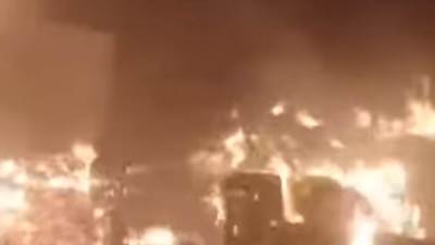 الحماية المدنية بالشرقية تدفع بـ10سيارات إطفاء للسيطرة على حريق مستودع أنابيب 