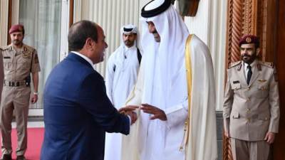 عاجل| بالفيديو.. الرئيس السيسي يلتقي أمير دولة قطر