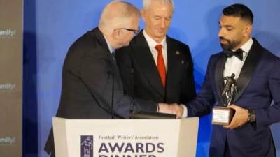 عاجل..محمد صلاح يتسلم جائزة أفضل لاعب في الدوري الإنجليزي لموسم "2024-2025"