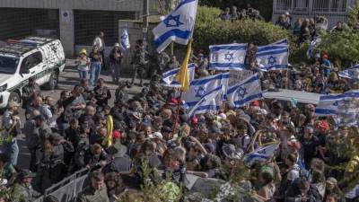 عائلات الأسرى الإسرائيليين: الضغط العسكري يقتل المحتجزين