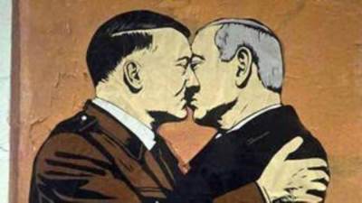 عاجل.. فنانة إيطالية ترسم جرافيتي لـ"نتنياهو" و"هتلر" يقبلان بعضهما  