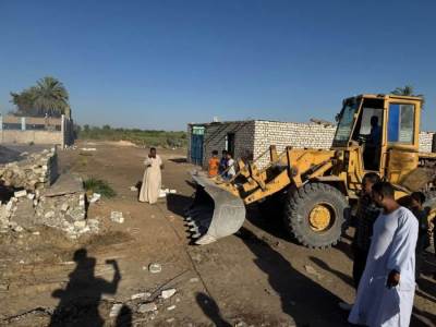 الأهالي يقتحمون وكرًا للاتجار في المخدرات بقرية النجاجرة بكوم أمبو بأسوان ويشعلون النار فيه