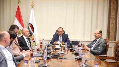 وزير قطاع الأعمال العام يلتقي وفد "باور إنترناشيونال القابضة" لبحث فرص التعاون والشراكة الاستثمارية