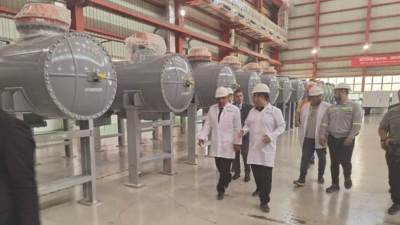 وزير الكهرباء يتفقد مصانع "اكس دى إجيماك" بمحافظة السويس 