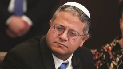 بن غفير يوبخ ضباط شرطة منعوا مستوطنين من الغناء والرقص بالمسجد الأقصى