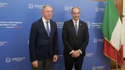 وزير الاتصالات يبحث مع وزير الأعمال والصناعة الإيطالي تعزيز التعاون في مجال الذكاء الاصطناعي