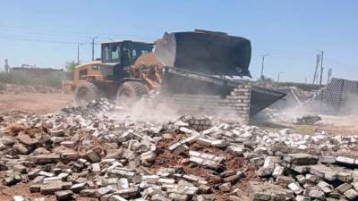  إزالة التعديات على أراضي الدولة ضمن المرحلة الثالثة من الموجة الـ26 بمركزي أسوان ودراو