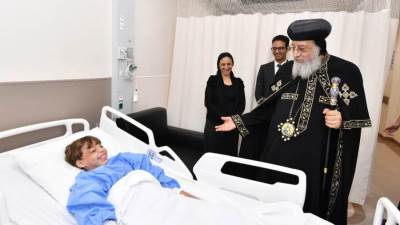 البابا تواضروس يزور مستشفى “أهل مصر” لعلاج الحروق ويُشيد بدورها الإنساني