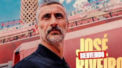 ريبيرو يعقد محاضرة للاعبي الأهلي في معسكر تونس