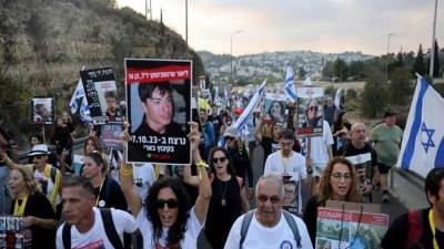 عائلات المحتجزين الإسرائيليين تطالب نتنياهو بعدم تسيس القضية ووقف الحرب في غزة