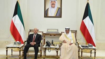 ولي عهد الكويت يستقبل وزير النقل والصناعة كامل الوزير