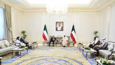 ولي عهد الكويت يستقبل كامل الوزير