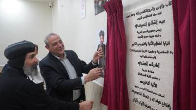 بالصور.. محافظ الغربية يفتتح مجمع عيادات مطرانية المحلة الكبرى