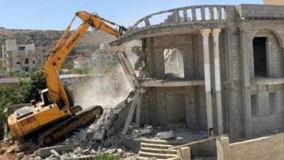 الاحتلال يُجبر مقدسية على هدم منزلها ذاتيًا في جبل المكبر