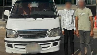 كشف ملابسات قيام طفل بقيادة سيارة "ميكروباص" بأحد الطرق بالجيزة.. (فيديو)